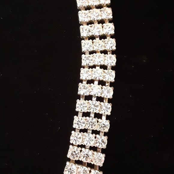 Elegant Silver Necklace and Bracelet Set - Picture 2 of 8